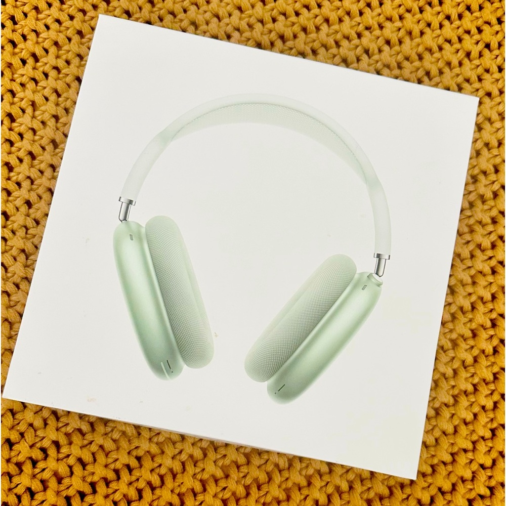 Apple AirPods Max Green with never used USB-C